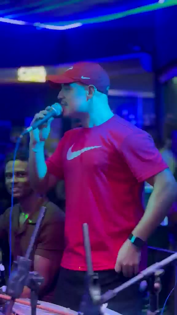 Fabinho Severiche no palco com a banda