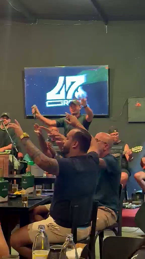 Público cantando junto com Fabinho Severiche